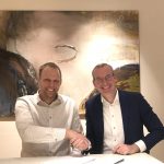 Sverker Larsson, CEO of Willis Larsson Transport, and Rico Daandels, CEO of Van den Bosch sign the agreement.