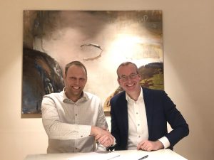 Sverker Larsson, CEO of Willis Larsson Transport, and Rico Daandels, CEO of Van den Bosch sign the agreement.